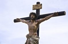 Porque é que Jesus na cruz é um símbolo tão importante para os católicos?