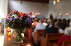 Como é realizado um funeral católico