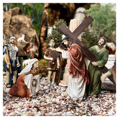Figuras de resina da Paixão de Jesus Jesus carregando a Cruz no caminho do Calvário, com Simão Cireneu e a Verónica