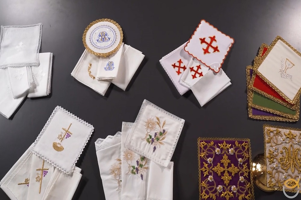Da capa do cálice ao corporal, todos os tecidos da liturgia