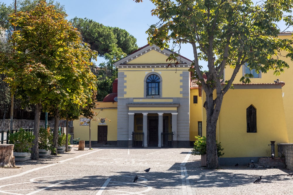 Santuario Di San Gennaro Pozzuoli O Santuário de San Gennaro no Solfatara em Pozzuoli - Holyart.pt - Holyblog