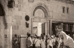 Via Dolorosa as 14 instalações de bronze que retratam cenas da Paixão