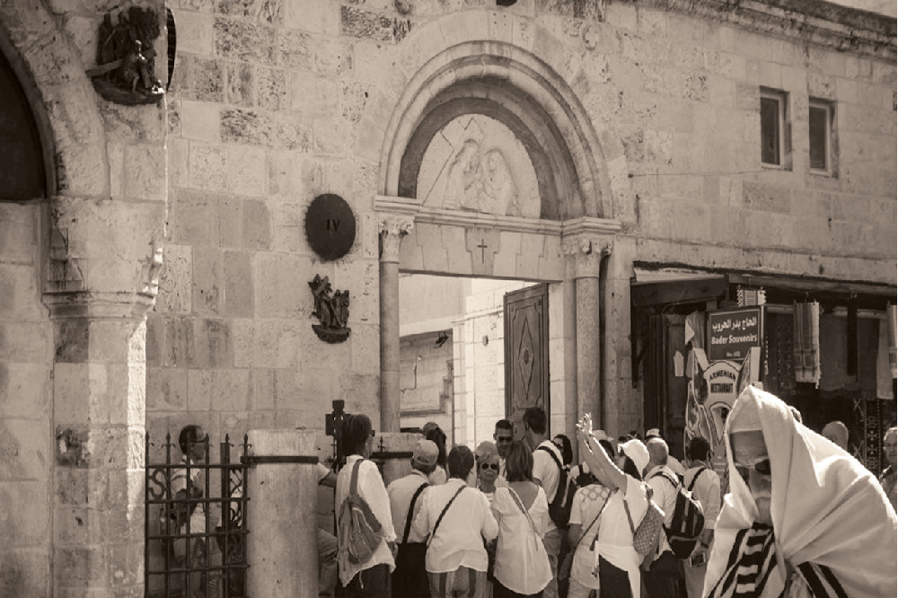 Via Dolorosa: as 14 instalações de bronze que retratam cenas da Paixão