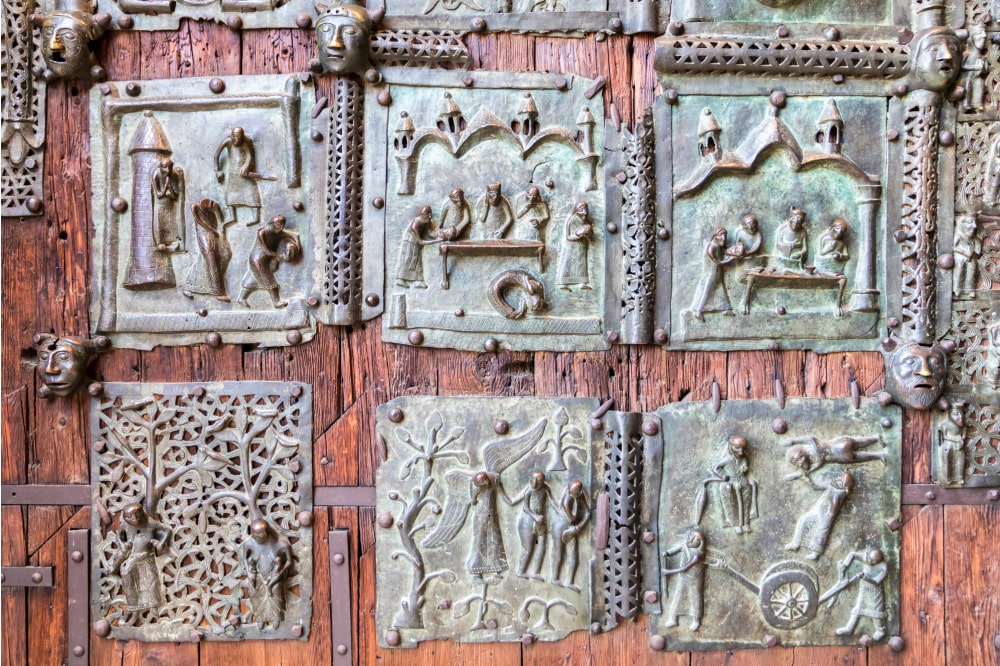 Basílica de San Zeno: os painéis de bronze do seu famoso portal