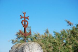 Cruz de Camargue: a cruz que reúne os símbolos das virtudes teologais