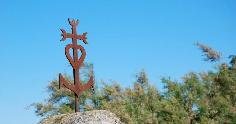 Cruz de Camargue: a cruz que reúne os símbolos das virtudes teologais