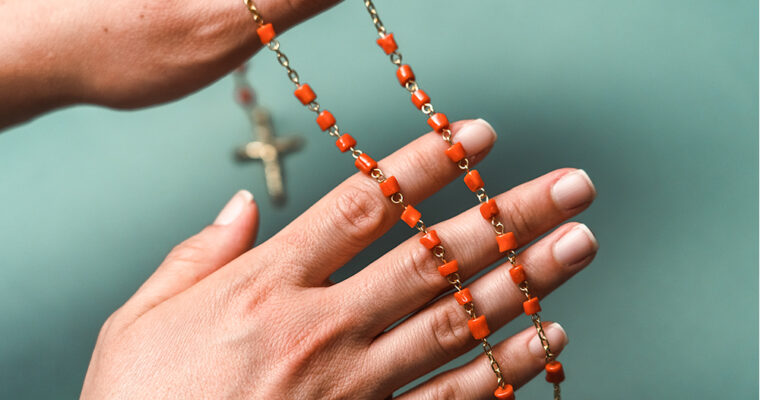 O significado do coral na simbologia cristã